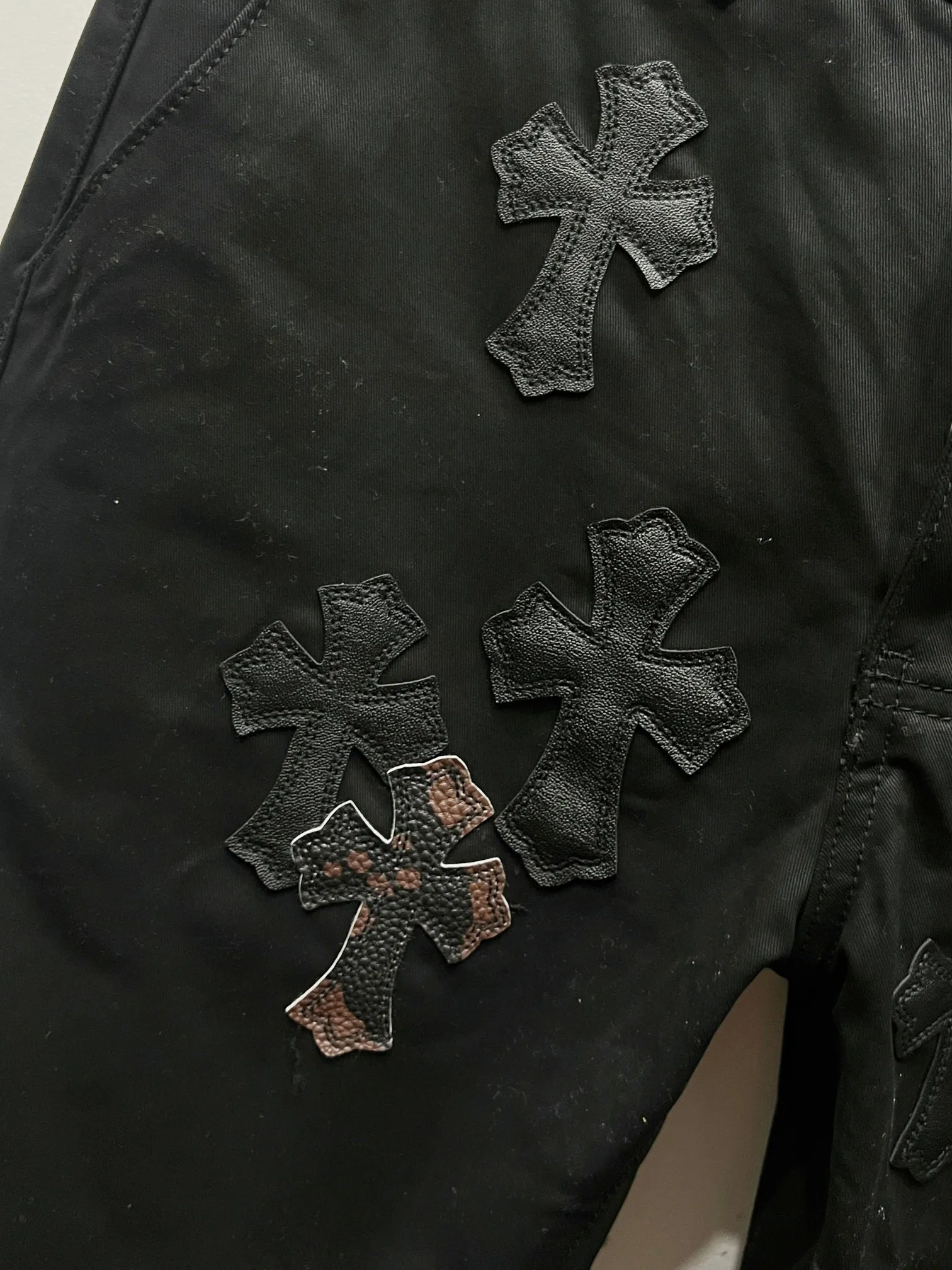 P260 Style No.: (c024) ChromeHearts & ChromeHearts patchwork leather Cow King jeans Original hardware accessories washed and other elevators, QR code analysis is from the original factory, high degree of restoration, welcome to compare with a certain product ~ Three-dimensional version Loose and comfortable, not picky about the body, taller and slimmer Big factory Seiko Original quality control Same style for men and women Can be matched with couples Versatile recommendation Necessary jeans for all seasons Hipsters have been disappointed From the quality selection of fabrics, the tailoring of details, and the matching of patterns, everything is impeccable! The upper body is so handsome when worn...it can be easily worn by men, women and children! The craftsmanship is made of heavy-duty washed pure cotton denim fabric. After washing, it is soft and thick and looks very stylish when worn. Size: 28, 30, 32, 34, 36 (S-XXL) Color: black